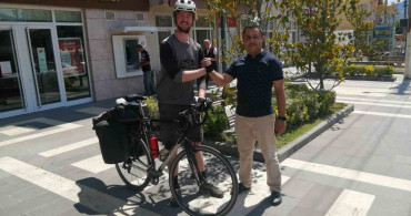 Kız arkadaşından ayrılan genç gezgin dünya turuna çıktı