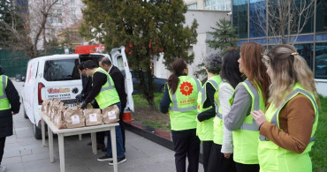 Kızılay'da İftara Geç Kalanlara Kumanya Dağıtımı