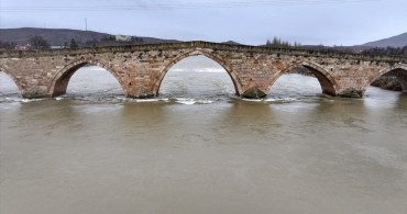 Kızılırmak'ta Su Seviyesi Yükseldi: Tarihi Şahruh Köprüsü Göz Dolduruyor