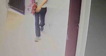 Kızıltepe'de apartman giriş kapısını zorlayan iki şüpheli güvenlik kamerasında