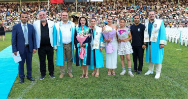 Kızının kanserini yendiği gün üniversiteden dereceyle mezun oldu