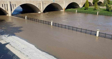Kocabaş Çayı Taştı: Biga'da Otopark Kapandı