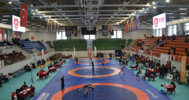 Kocaeli'de 17 Yaş Altı Türkiye Güreş Şampiyonası Başladı