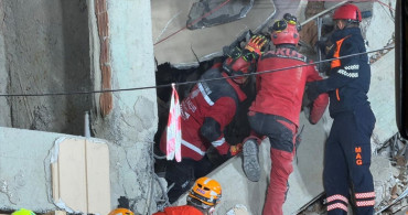 Kocaeli'de Çöken Binadan Sağ Kurtuluş: 18 Yaşındaki Dilara Bilir