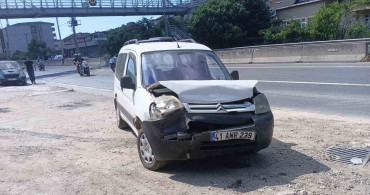 Kocaeli'de hafif ticari araç otomobile çarptı, 2 yaralı