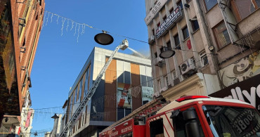 Kocaeli'de İş Merkezinin Çatı Katında Yangın Kontrol Altına Alındı