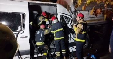 Kocaeli'de İşçi Servisi ve Tır Çarpıştı: 9 Yaralı