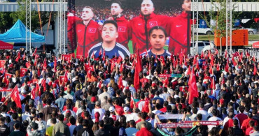 Kocaeli'de milli maçı dev ekranda izleyen binlerce kişi coşku dolu anlar yaşadı