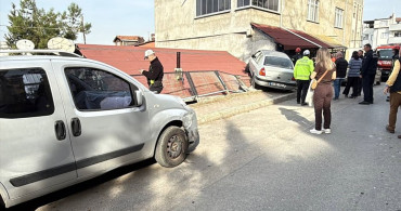 Kocaeli'de Otomobil Çatıda: Kaza Sonrası Ev Boşaltıldı