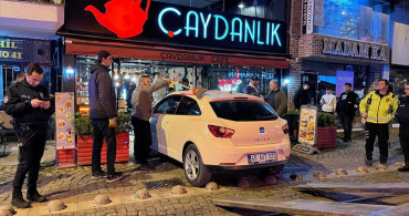 Kocaeli'de Otomobil Kafeteryaya Girdi: 2 Yaralı