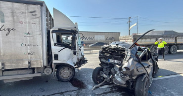 Kocaeli'de Otomobil-Kamyonet Çarpışması: 2 Yaralı