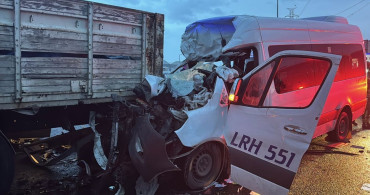 Kocaeli'de Servis Minibüsü ve Kamyon Çarpıştı: 7 Yaralı