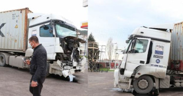 Kocaeli'de Tır Kazası! Işıkta Duran Tıra Çarptı