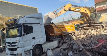 Kocaeli'de Yangın Faciasının Ardından Fabrika Yıkıldı