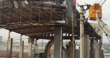 Kocaeli'de Yangın Faciasının Ardından Yıkım Çalışmaları Devam Ediyor