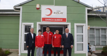 Kocaeli'den Gazze'ye Bağışlayan Milli Tenisçi Kardeşler