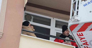 Kocaeli’nde Yürekleri Ağza Getiren Olay: Küçük Çocuğun Yaramazlığı Annesini Balkonda Mahsur Bıraktı!
