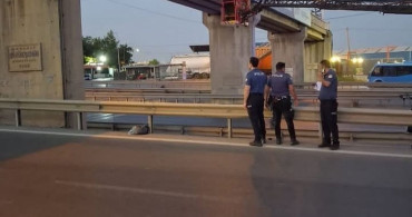 Kocaeli'nin Gebze ilçesinde bir şahıs üst geçitte yarı çıplak halde bulundu