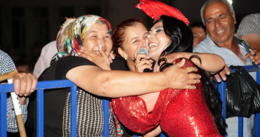 Koçarlı'da çam fıstığı festivali ayşe dinçer konseriyle taçlandı