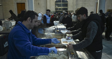 Kocatepe Camisi'nde Yüzlerce Kişi İftar Sofrasında Buluşuyor