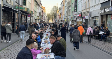 Köln'de Türkler ve Almanlar Sokak İftarında Bir Araya Geldi