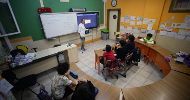 Koltuk Değnekli Öğretmenin Azmi: Mustafa Süt