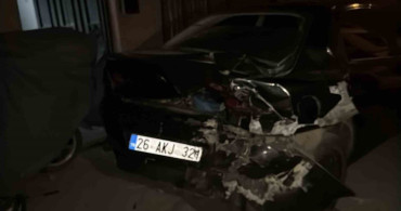 Kontrolden çıkan araç park halindeki motosiklet ve arabaya çarptı, yaralı var