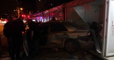 Kontrolden Çıkan Otomobil İş Yerine Daldı