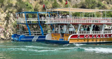 Kontrolden çıkan teknedeki turistler jandarma tarafından tahliye edildi