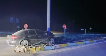 Konya'da Direğe Çarpan Otomobilde 3 Yaralı