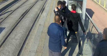 Konya'da Güvenlik Görevlisi Tramvay Durağında Bıçaklı Saldırıya Uğradı