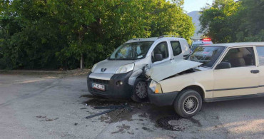Konya'da hafif ticari araç ile otomobil çarpıştı: 4 yaralı