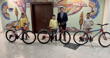 Konya'da Öğrencilere Bisiklet Hediyesi