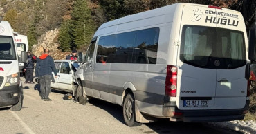 Konya'da Otomobil ve Minibüs Çarpıştı