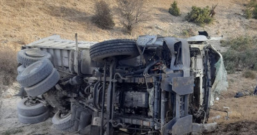 Konya'da Şarampole Devrilen Kamyonun Sürücüsü Hayatını Kaybetti