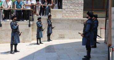 Konya’da Selçuklu sultanlar türbesi’nde saygı nöbeti değişimi