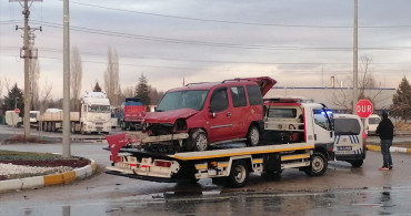 Konya'da Tır ile Hafif Ticari Araç Çarpıştı
