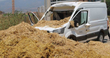 Köprüden düşen saman balyaları kamyonetin üzerine devrildi: 1 yaralı