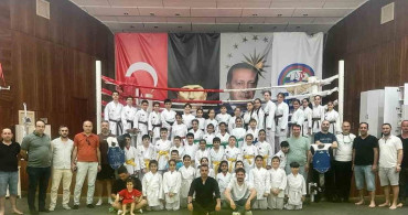 Körfez'de 45 karateci bir üst kuşağa terfi etti