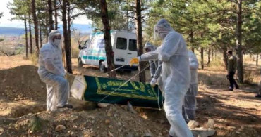 Koronavirüsten Ölen Kişiler Tabutlarıyla Toprağa Verildi