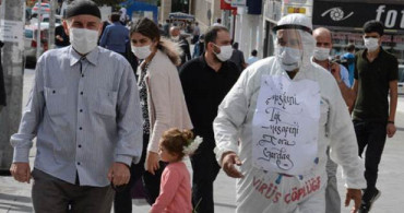 Kovid-19 Farkındalığı İçin Maskesine Kilit Taktı