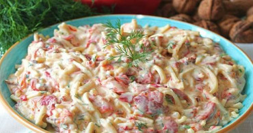 Köz Biberli Erişte Salatası Nasıl Yapılır? Köz Biberli Erişte Salatası Tarifi