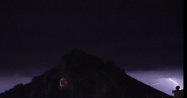 Kozan Kalesi'nde Şimşekler Görsel Bir Şölen Yarattı