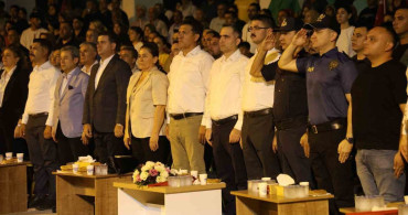 Kozan'da vatandaşlar, 15 Temmuz'un yıldönümünde Türk bayrakları ile meydanlarda