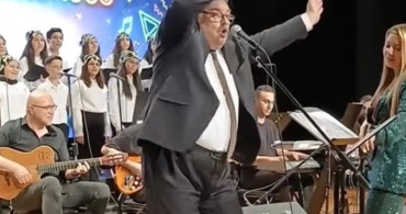 Kozlu Okul Müdürü İbrahim Uğur Metin'in 90’lar Konseri Performansı Sosyal Medyada Gündem Oldu