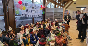Küçük Öğrenciler Kütüphanede Kitaplarla Buluştu