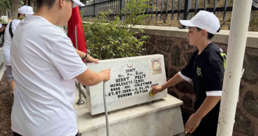 Küçük yüreklerden büyük vefa: Şehitliği temizleyip güllerle donattılar