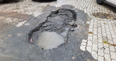 Küçükçekmece'de Aşırı Yağışlar Nedeniyle Yol Çöktü