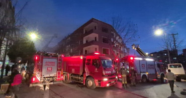 Küçükçekmece'de Çatı Yangını Kontrol Altına Alındı