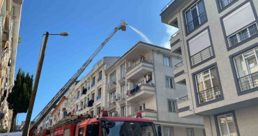 Küçükçekmece'de Çatı Yangını Panik Yarattı